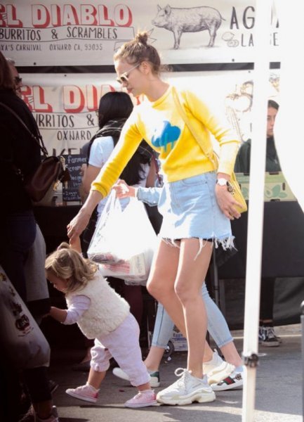 Irina Shayk kızı ile pazar alışverişinde 