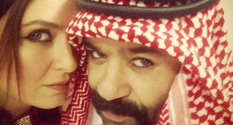 Ceyda Düvenci sevgilisiyle sokak ortasında öpüştü