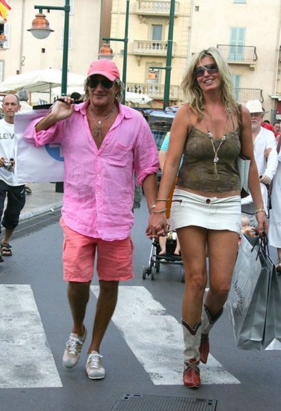 Eşlerinden kısa olan ünlü erkekler 