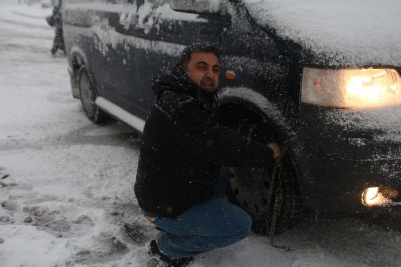 İstanbul'da kar yağışı hayatı olumsuz etkiledi
