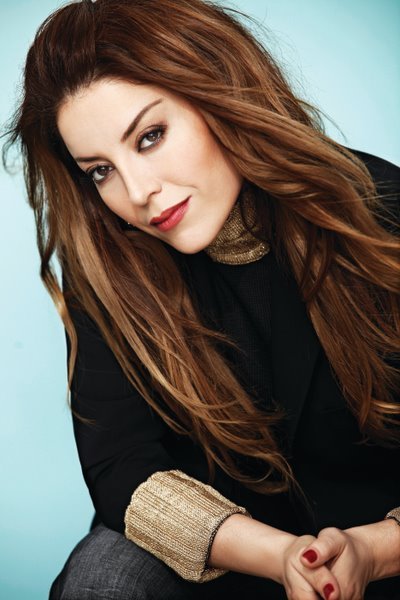 Aşkın Nur Yengi'den cesur dekolte 