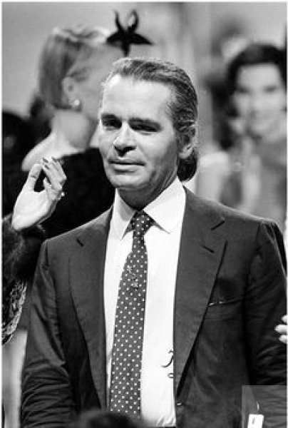 Ünlü tasarımcı Karl Lagerfeld hayatını kaybetti