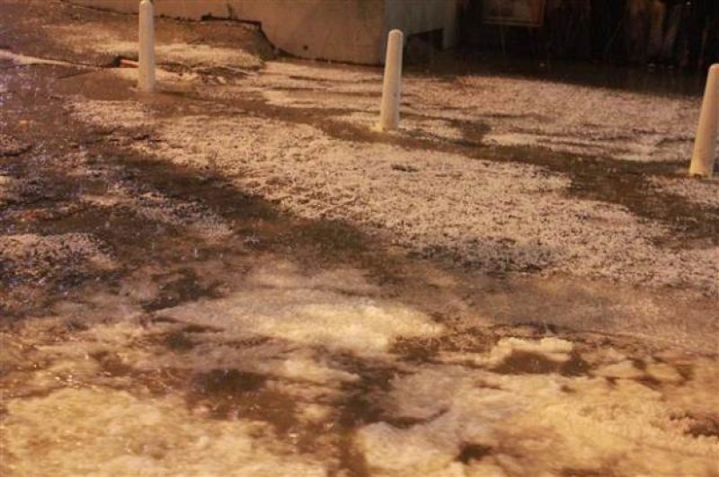 İstanbul'da yağan dolu Taksim'i beyaza bürüdü