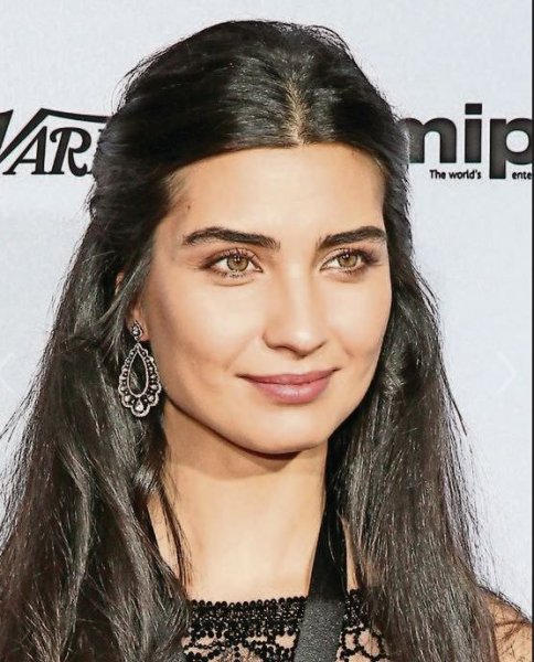 Güzel oyuncu Tuba Büyüküstün'ün takipçileri artıyor 