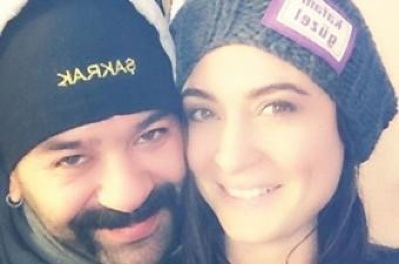 Ceyda Düvenci sevgilisiyle sokak ortasında öpüştü