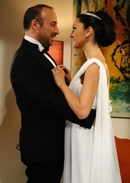 Bergüzar Korel ile Halit Ergenç tango dersi alıyor