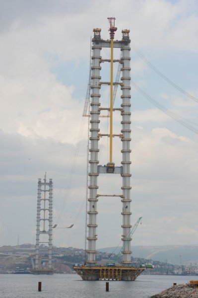 İzmit Körfez Geçiş Köprüsü'nün en ağır tabliyesi yerleştiriliyor