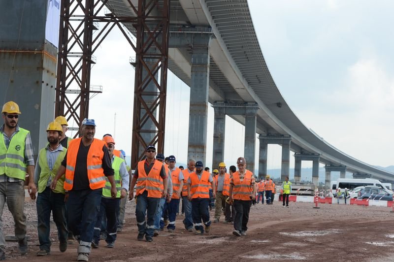 İzmit Körfez Geçiş Köprüsü'nün en ağır tabliyesi yerleştiriliyor