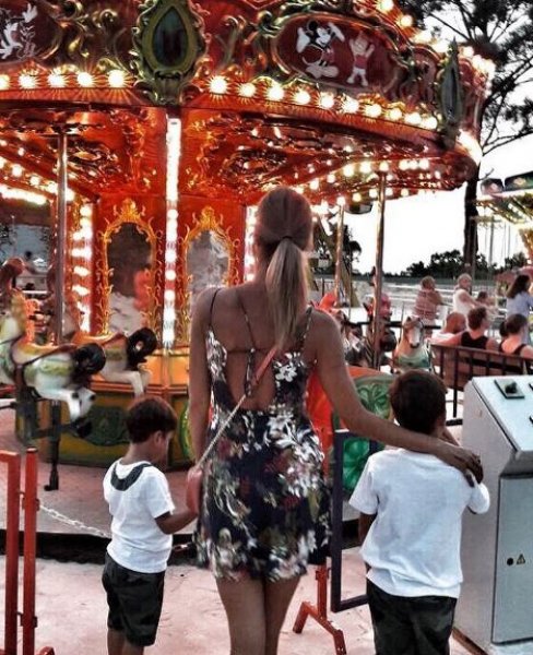 Çağla Şıkel genç mankenlere taş çıkarıyor 