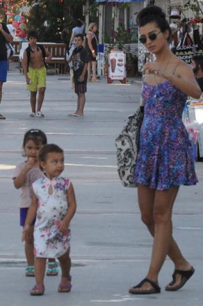 Tuba Büyüküstün ikizleri valiz üstünde taşıdı