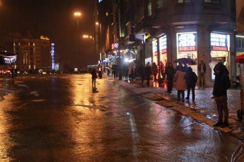 İstanbul'da yağan dolu Taksim'i beyaza bürüdü
