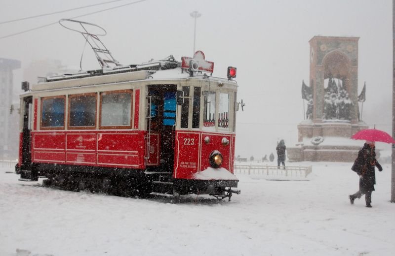 İstanbul'da kar yağışı hayatı olumsuz etkiledi