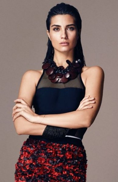 Güzel oyuncu Tuba Büyüküstün'ün takipçileri artıyor 