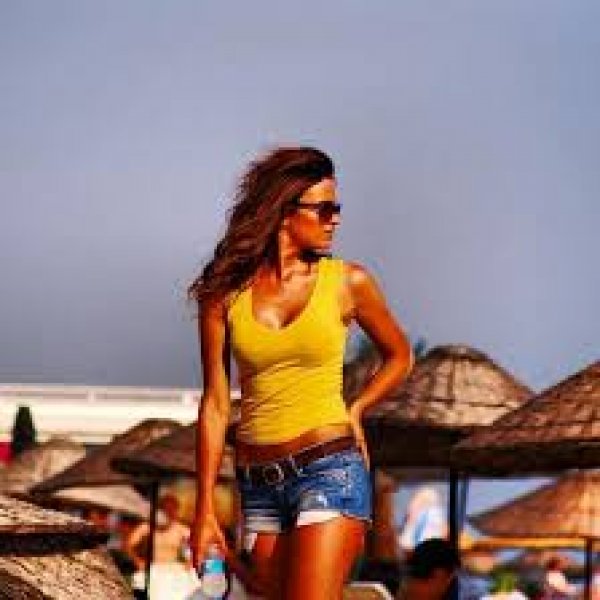 Şafak Sezer: Açalya bacaklarını yanlara doğru açıyor