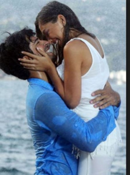 Burak Özçivit ile Neslihan Atagül öpüştü