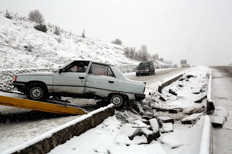 Bolu Dağı'nda kar ulaşıma kar engeli