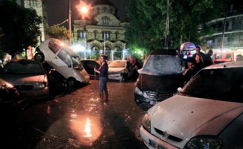 Şiddetli yağmur Yunanistan'da hayatı felç etti