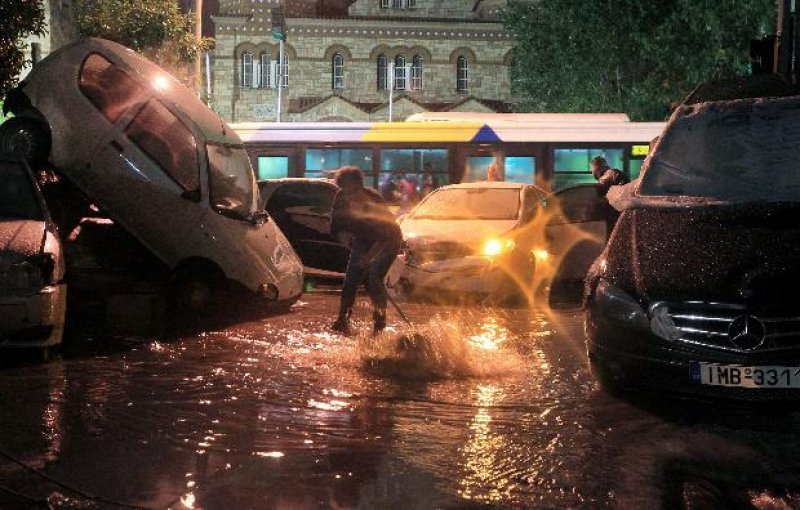 Şiddetli yağmur Yunanistan'da hayatı felç etti