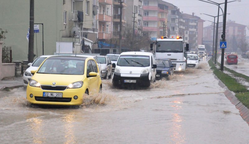 Edirne'de sağanak yaşamı olumsuz etkiledi