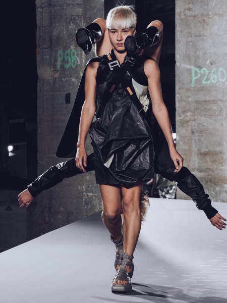 Paris Moda Haftası'nda ilginç defile