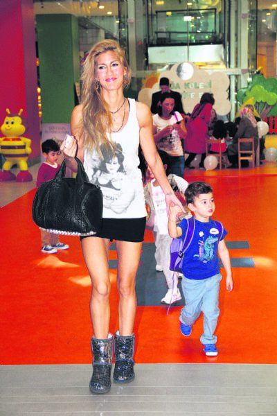 Çağla Şıkel çocuklarıyla Bebek turunda
