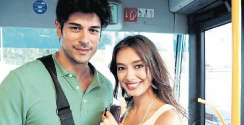 Burak Özçivit ile Neslihan Atagül öpüştü