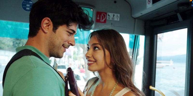 Burak Özçivit ile Neslihan Atagül öpüştü