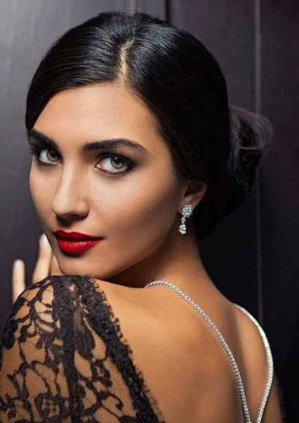 Güzel oyuncu Tuba Büyüküstün'ün takipçileri artıyor 