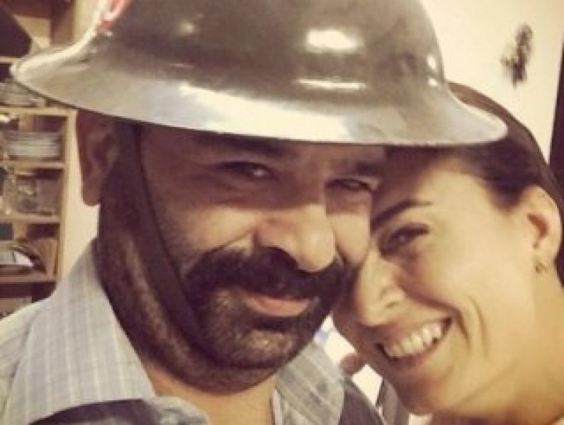 Ceyda Düvenci sevgilisiyle sokak ortasında öpüştü