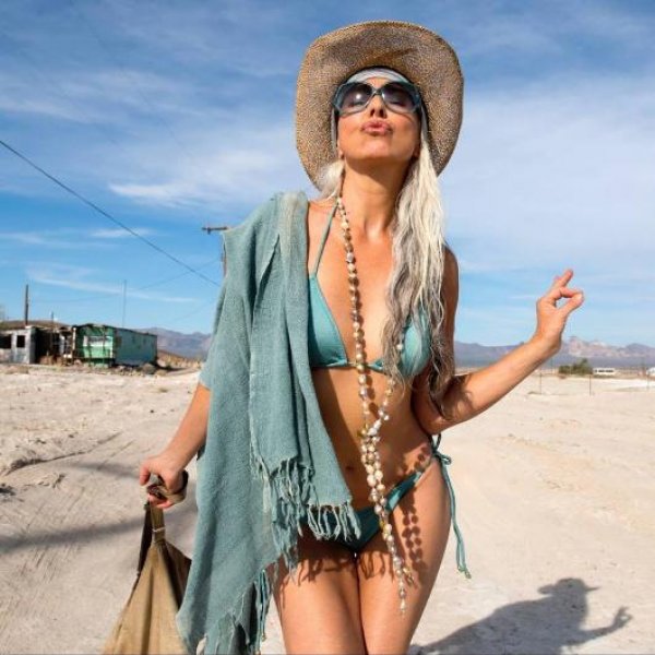 59 yaşındaki model Yasmina Rossi'nin fiziği görenleri şaşırtıyor 