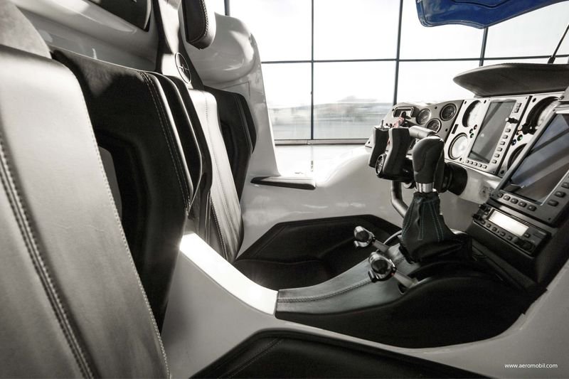 Avusturya'da uçan araba tanıtıldı