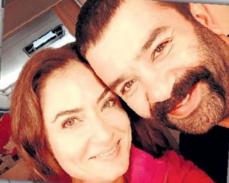 Ceyda Düvenci sevgilisiyle sokak ortasında öpüştü