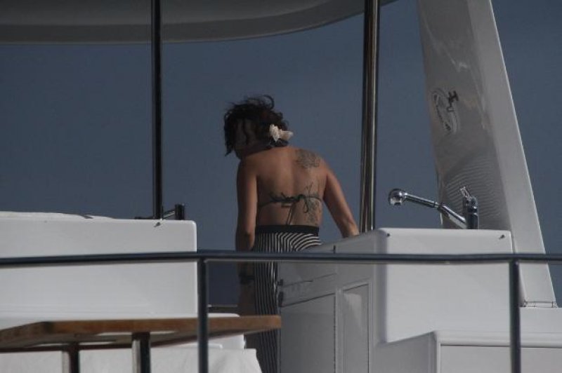 Ersun Yanal esmer sevgilisiyle görüntülendi