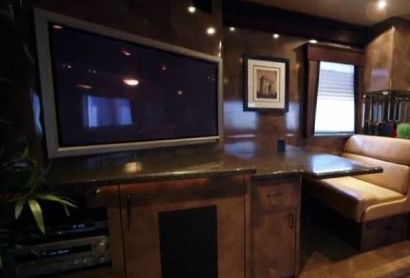 Brad Pitt'in lüks karavanı