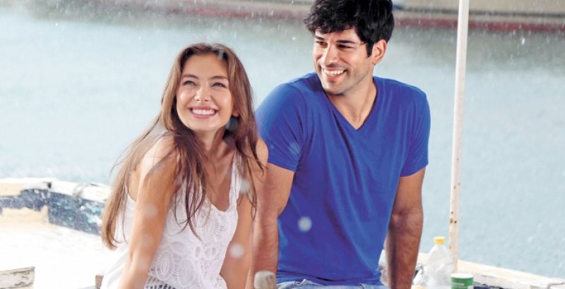 Burak Özçivit ile Neslihan Atagül öpüştü