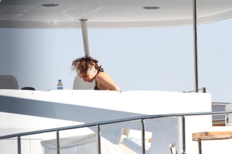 Ersun Yanal esmer sevgilisiyle görüntülendi