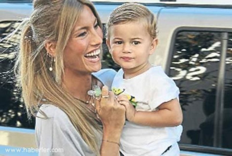 Çağla Şıkel çocuklarıyla Bebek turunda