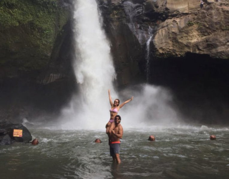 Oyuncu Özge Özder'in balayı pozu 