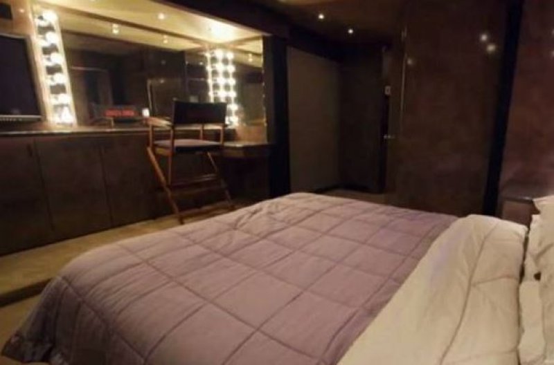 Brad Pitt'in lüks karavanı