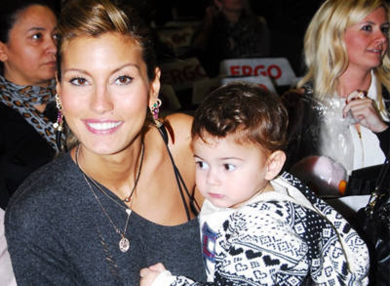 Çağla Şıkel çocuklarıyla Bebek turunda