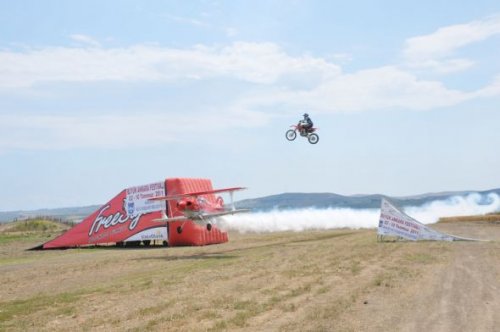 Sinan Memnun uçağın üzerinden motosikletle atladı