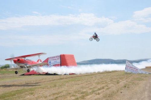 Sinan Memnun uçağın üzerinden motosikletle atladı