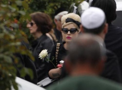 Amy Winehouse son yolculuğuna uğurlandı