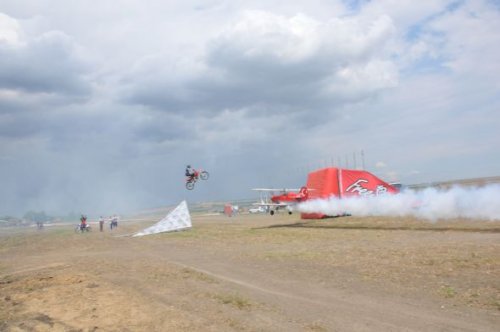 Sinan Memnun uçağın üzerinden motosikletle atladı