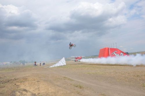 Sinan Memnun uçağın üzerinden motosikletle atladı