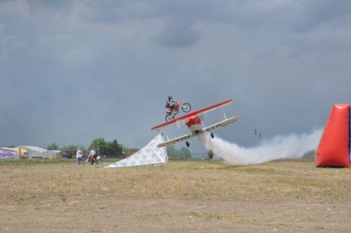 Sinan Memnun uçağın üzerinden motosikletle atladı