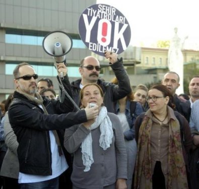 Tiyatrocular eylemde