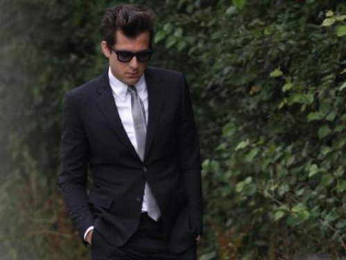Amy Winehouse son yolculuğuna uğurlandı