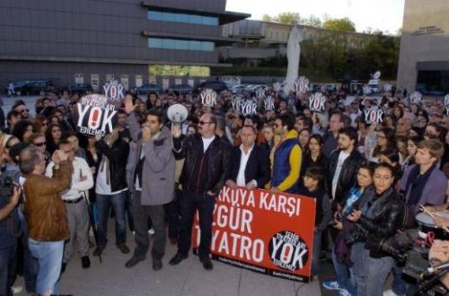 Tiyatrocular eylemde