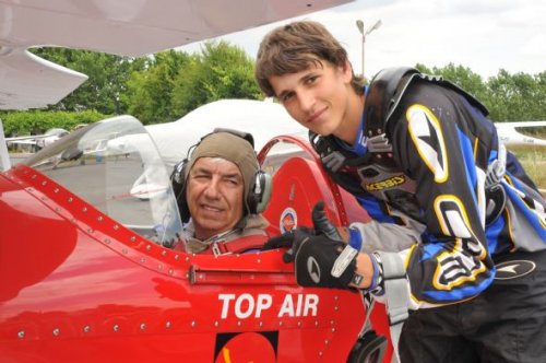 Sinan Memnun uçağın üzerinden motosikletle atladı